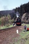 Als letzte pr. T 14 wurde die Saalfelder 93 304 im Oktober 1971 abgestellt. Für das Auge etwas gewöhnungsbedürftig, dampfte sie sogar noch mit der EDV-Nummer 93 8304-3 durch Thüringen. Im Mai 1971 wurde sie im Rahmen einer DMV-Sonderfahrt verabschiedet. Bei Liebschütz (Saale) entstand dieses Bild während eines Fotohalts. (09.05.1971) <i>Foto: Joachim Claus</i>