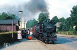 99 2321 fährt mit P 14137 (Ostseebad Kühlungsborn West ab 8.21 Uhr - Bad Doberan an 9.06 Uhr) im Haltepunkt Kühlungsborn-Mitte ein. (01.08.1988) <i>Foto: Wolfgang Bügel</i>