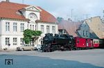 99 2321 mit P 14137 aus Ostseebad Kühlungsborn vor dem "Haus Gottesfrieden" in Bad Doberan. Das "Haus Gottesfrieden" ist das ehemalige Wohnhaus des Architekten Carl Theodor Severin, das er im Jahre 1823/24 errichten ließ. Severin war u.a. auch für das Gesellschafts-, Tanz- und Speisehaus (heute Kurhaus) in Heiligendamm der verantwortliche Architekt. (01.08.1988) <i>Foto: Wolfgang Bügel</i>