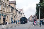 99 2321 rollt mit P 14141 durch die Ernst-Thälmannstraße (heute Mollistraße) durch Bad Doberan. (01.08.1988) <i>Foto: Wolfgang Bügel</i>