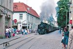 Damals wie heute zwängt sich die "Molli" durch die Straßen von Bad Doberan. Hier ist es noch zu Reichsbahnzeiten 99 2322 (Baujahr 1932) mit P 14143 in der Goethestraße. (01.08.1988) <i>Foto: Wolfgang Bügel</i>