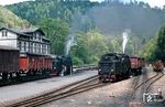 Die Vorspannlok des Ng 67092, 99 7232, übernimmt im Bahnhof Eisfelder Talmühle einige Rangierarbeiten, während die Zuglok 99 7231 am Zug wartet. (05.06.1989) <i>Foto: Wolfgang Bügel</i>