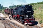 99 7245 ist mit Ng 67092 im Zielbahnhof Silberhütte eingetroffen und wird die Wagen nun der VEB Pyrotechnik Silberhütte und VEB Holzwerke Rinkemühle zustellen. (05.06.1989) <i>Foto: Wolfgang Bügel</i>