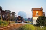 41 1227 (Bw Oebisfelde) mit dem ersten Personenzug des Tages, dem P 9409 von Oebisfelde (Abfahrt 4.49 Uhr) über Stendal nach Magdeburg, an der Blockstelle 101 bei Hottendorf östlich von Gardelegen. (25.06.1978) <i>Foto: Dr. Uwe Knoblauch</i>