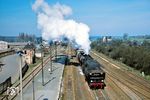 52 8136 fährt mit einem Güterzug aus Weferlingen in Haldensleben ein. (04.1978) <i>Foto: Dr. Uwe Knoblauch</i>
