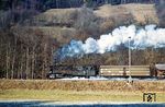 Eine schnelle Verfolgung mit dem Auto ermöglichte eine weitere Aufnahme des Dg 44445 mit 95 0045 in der Bahnhofsausfahrt von Hockeroda. (21.02.1980) <i>Foto: Dr. Uwe Knoblauch</i>