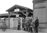 Der Bahnhof Mannheim-Waldhof liegt an der Bahnstrecke Mannheim – Frankfurt am Main („Riedbahn“). Am Zugang zum Bahnsteig des ersten Empfangsgebäudes aus dem Jahr 1879 kontrolliert ein Bahnbedienster den Bahnsteigzugang für Reisende mit Arbeiterfahrkarten. Die Arbeiterfahrkarten hatten eine 50% Ermäßigung auf normale Fahrkarten. (11.1933) <i>Foto: RBD Mainz, Slg. W. Löckel</i>