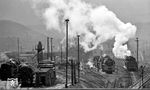 Der bekannte Blick vom "Affenfelsen", der ständig von Eisenbahnfotografen belagerten Straßenbrücke der Fernstraße 85 über den Bahnhof Saalfeld, auf das Bw Saalfeld, wo u.a. 01 0529, 01 0509 und 95 0029 auszumachen sind. (04.1977) <i>Foto: Burkhard Wollny</i>