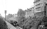 01 0534 fährt mit P 3025 nach Saalfeld in Pößneck ein. (04.1977) <i>Foto: Burkhard Wollny</i>