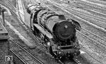 44 0221 setzt im Bw Saalfeld in Richtung Güterbahnhof um. Die Lok wurde als 44 221 am 30.06.1939 beim Bw Reichenbach/Vogtl. in Dienst gestellt und 1982 in Saalfeld ausgemustert. (04.1977) <i>Foto: Burkhard Wollny</i>
