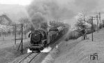 Ein besonders Schmankerl waren im Frühjahr 1977 die Umleitergüterzüge auf der Strecke Saalfeld - Arnstadt. Bei Bad Blankenburg mühen sich 44 0221 und Schublok 44 0104 ab. (04.1977) <i>Foto: Burkhard Wollny</i>
