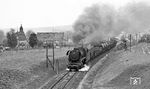 44 0221 und Schublok 44 0104 mit einem Umleitergüterzug an der Dorfkirche von Watzdorf hinter Bad Blankenburg. (04.1977) <i>Foto: Burkhard Wollny</i>