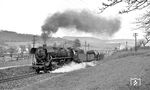 44 0221 bei Quittelsdorf. Das klostereigene Dorf wurde bereits am 1. Februar 1275 urkundlich erwähnt. Der Bau der Eisenbahn von Arnstadt nach Saalfeld durch den Flur Quittelsdorf wurde 1885 begonnen. 1977 dampfte es hier immer noch kräftig. Neben den Arnstädter 65.10 waren solche Umleitergüterzüge mit Saalfelder 44er allerdings ein besonderer Ohren- und Augenschmaus. (04.1977) <i>Foto: Burkhard Wollny</i>