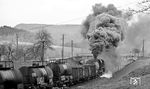 Schublok 44 0104 ballert bei Quittelsdorf vorbei. (04.1977) <i>Foto: Burkhard Wollny</i>