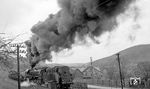 Volles Rohr geht es mit Schublok 44 0104 bei Quittelsdorf vorbei. (04.1977) <i>Foto: Burkhard Wollny</i>