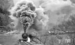 Zwischen Rottenbach und Milbitz ging es für den Umleitergüterzug mit Zuglok 44 0221 nochmals richtig zur Sache.  (04.1977) <i>Foto: Burkhard Wollny</i>