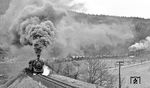 44 0221 mit Schiebelok 44 0104 in der S-Kurve vor Milbitz. (04.1977) <i>Foto: Burkhard Wollny</i>