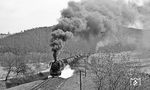 Der letzte Akt für den Umleitergüterzug war die lange Steigung vor Singen. 44 0221 zeigt bei Gösselborn nochmals, was in ihr steckt. (04.1977) <i>Foto: Burkhard Wollny</i>