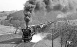 44 0221 auf der Steigung kurz vor Singen/Thüringen. Die Schublok 44 0104 scheint es an dem Umleitergüterzug etwa gemütlicher angehen zu lassen. (04.1977) <i>Foto: Burkhard Wollny</i>
