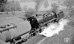 Die Schubunterstützung in Form der Saalfelder 44 0104 am Umleitergüterzug bei Gösselborn. (04.1977) <i>Foto: Burkhard Wollny</i>