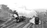 Im Bahnhof Saalfeld begegnen sich 01 0529 und die auf die Saalebahn ausfahrende 44 0851. (04.1977) <i>Foto: Burkhard Wollny</i>