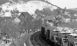 Ein Güterzug nähert sich auf der Saalebahn bei Remschütz seinem Ziel in Saalfeld. (04.1977) <i>Foto: Burkhard Wollny</i>