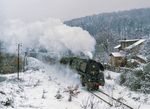 Die Rampe von Jena West nach Großschwabhausen war eigentlich nichts für hochrädrige Maschinen wie die 01.5. Die einzige Reisezugleistung war der nachmittägliche P 6014 nach Weimar, der aufgrund der Zuglast planmäßig eine Schiebelok (BR 118) bekam.  (02.12.1981) <i>Foto: Joachim Schmidt</i>