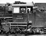 Im Februar 1982 war ein Sonderzug von Saalfeld (Saale) nach Weimar des schweizerischen Unternehmens Intraflug unterwegs. Als Zuglok feierte nicht nur die Hallenser 03 1010 im Saaletal ihr Debüt, auch der bekannte Saalfelder Lokführer Ralf Göhl freute sich über die 'neue' Lok, die am 31.12.1981 im Raw Meinigen von Ölhaupt- auf Rostfeuerung umgebaut worden war. (28.02.1982) <i>Foto: Joachim Schmidt</i>