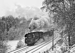 Im frisch gefallenen Schnee geht 01 0534 mit dem P 6017 von Jena Saalbahnhof nach Gera die Steigung hinter Stadtroda nach Hermsdorf-Klosterlausnitz an. (02.01.1980) <i>Foto: Joachim Schmidt</i>