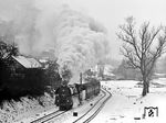 Nach dem Passieren einer Gleisbaustelle beschleunigt 01 0522 den E 802 nach Leipzig hinter Unterwellenborn, das durch das Stahl- und Walzwerk Maxhütte bekannt wurde. (03.01.1980) <i>Foto: Joachim Schmidt</i>