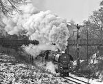 01 0522 bringt den E 802 (Sonneberg - Leipzig) in Pößneck in Fahrt. (03.01.1980) <i>Foto: Joachim Schmidt</i>