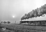 Die letzte hochwertige Leistung von Saalfeld aus war der E 800 nach Leipzig, der bis zum Ende des Sommerfahrplans 1981 mit 01.5 gefahren wurde und hier in den Wintermorgen bei Traun fährt. Danach gab es für die Saalfelder Schnellzugloks nur noch Personenzugleistungen. (26.02.1980) <i>Foto: Joachim Schmidt</i>