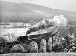 Noch im Jahr 1980 konnte man durchgehend mit Dampf von Sonneberg bis Leipzig fahren. Auf dem Abschnitt Sonneberg - Saalfeld beförderte eine ölgefeuerte 95er den E 802 über die Höhen des Thüringer Waldes. Mit sechs Wagen war auch die Grenzlast für 95 0044 erreicht, die hier eindrucksvoll mit dem E 802 das Lichter Viadukt befährt. (26.02.1980) <i>Foto: Joachim Schmidt</i>