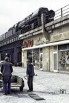 Szene am Savignyplatz in Berlin mit 01 519 auf der Stadtbahn. (1967) <i>Foto: David Adams</i>