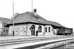 Der Bahnhof Gundheim war von 1903 bis 1961 der Endpunkt einer rund elf Kilometer langen Nebenbahn aus Worms. Die Strecke begann in Worms Hauptbahnhof und führte in nordwestlicher Richtung über die (heutigen) Wormser Stadtteile Herrnsheim und Abenheim nach Gundheim. Beabsichtigt war, die Strecke von Worms über Gundheim, Westhofen, Gau-Odernheim und Nieder-Olm bis nach Ingelheim zu bauen. Die Trassenführung für das Projekt war allerdings sehr umstritten und wurde letztendlich nie gebaut. Dennoch wurde in Erwartung, dass die Strecke einmal weitergeführt werden könnte, der Bahnhof Gundheim als Durchgangsbahnhof angelegt. Am 28. Mai 1961 wurde der Personenverkehr eingestellt. Güterzüge befuhren die Gesamtstrecke noch bis zum 4. März 1968, meist während der Zuckerrübenernte. 1973 wurde der Streckenabschnitt Abenheim – Gundheim stillgelegt und zurückgebaut. Auch die übrige Strecke wurde 10 Jahre später aufgegeben und die Gleise ab dem 17. April 1984 entfernt. Konkreter Anlass war der Bau eines Zubringers zur A 61, dem der Streckenrest im Weg war. (1906) <i>Foto: RVM-Archiv</i>