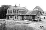Der Bahnhof Abenheim, heute ein Stadtteil von Worms, lag ebenfalls an der eingleisigen Nebenbahn nach Gundheim. Nach Ende des Personenverkehrs 1961 zerfiel das Bahnhofsgebäude zusehends.  (1968) <i>Foto: BD Mainz, Slg. W. Löckel</i>