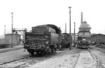 55 4154 (ex "5198 Mainz", Baujahr 1916) in ihrer letzten Dienststelle Bw Senftenberg. Dort wurde sie am 09.08.1971 ausgemustert und am 18.11.1971 im RAW Cottbus zerlegt. 120 260 vom Bw Berlin-Pankow war im Juli 1969 in Dienst gestellt worden, erreichte aber gerade einmal eine Dienstzeit von 23 Jahren. (15.02.1971) <i>Foto: Michael Malke</i>
