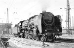 Die Dresdner 01 120 wartet im Vorfeld des Leipziger Hauptbahnhofs auf die Übernahme ihres Zuges. (29.03.1970) <i>Foto: Michael Malke</i>
