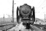 01 120 vor der Kulisse des Leipziger Hauptbahnhofs, der mit einer überdachten Grundfläche von 83.640 Quadratmetern der flächenmäßig größte Kopfbahnhof Europas ist. Die Lok war hier sicherlich häufig zu sehen, schließlich wurde sie im Februar 1935 fabrikneu nach Leipzig abgeliefert. (29.03.1970) <i>Foto: Michael Malke</i>
