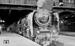01 120 hat in Leipzig Hbf einen Schnellzug aus Doppelstockwagen übernommen und wird ihn anschließend nach Dresden befördern. (29.03.1970) <i>Foto: Michael Malke</i>