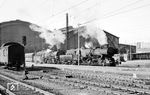 52 3410 (Bw Falkenberg) leistet einer unbekannten 23.10 Vorspann in Leipzig Hbf. (29.03.1970) <i>Foto: Michael Malke</i>