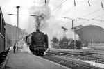 Ausfahrt der Dresdner 01 204 mit einem Schnellzug aus Leipzig Hbf. Daneben wartet immer noch das Lokpärchen aus 52 3410 und einer 23.10. (29.03.1970) <i>Foto: Michael Malke</i>