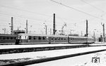 Die deutsche Wehrmacht hatte während des Zweiten Weltkriegs 1944/45 in den Niederlanden mehrere 1937 gebaute vierteilige Triebzüge der Bauart Mat '36 der Niederländischen Eisenbahnen requiriert und nach Mecklenburg verbracht. Nachdem der deutsche Vorkriegstriebwagen ET 25 012 von der DR 1957 erfolgreich aufgearbeitet worden war, beabsichtigte die DR 1959 auch die Wiederherstellung von drei dreiteiligen Triebzügen aus dem niederländischen Fahrzeugmaterial. Hierzu waren jedoch umfangreiche Umbauten notwendig. Dies betraf in erster Linie die elektrische Ausrüstung, da die Triebwagen auf das niederländische Stromsystem von 1500 V Gleichstrom ausgelegt waren und auf das deutsche Wechselstromsystem mit 15 kV 16 2/3 Hz umgebaut werden mussten. Hierfür wurden vorhandene Bauteile der Baureihe ET 25 verwendet. Aufgrund der Größe der Wechselstrommotoren wurde auch ein Umbau der Drehgestelle erforderlich. Der ET 25 201 wurde beim Bahnbetriebswerk Leipzig-West beheimatet und als Schnell- und Eilzug zwischen Magdeburg, Erfurt und Zwickau eingesetzt. Er erwies sich aber als recht störanfällig, was auch durch Motorenüberlastung aufgrund des nachträglich eingefügten Mittelwagens bedingt war. Später wurde der Triebzug daher nur noch dreiteilig eingesetzt. Bei der Umstellung des Nummernsystems 1970 erhielt der Triebzug ET 25 201 die EDV-Nummern 285 201 bis 204, der überzählige Mittelwagen wurde mit umgenummert. Die Endwagen erhielten die Ordnungsnummern 201 und 203, die Mittelwagen die Nummern 202 und 204. Aufgrund der anhaltenden Probleme wurde der Triebzug 1971 ausgemustert und 1976 verschrottet. Das Bild zeigt den bereits zu einer 3-teiligen Einheit zusammengeschrumpften 285 003/201 in Leipzig Hbf. (03.02.1970) <i>Foto: Michael Malke</i>