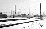 Das auffällige, in rot lackierte Einzelstück der DR, 285 003/001 (ex NS Mat '36) in Leipzig Hbf. Beim Umbau des ehemaligen niederländischen Triebwagens wurden die Wagenkästen auf 24 m verkürzt, eine neue Fenster- und Türanordnung und eine Vergrößerung der Führerräume durchgeführt. Dies führte zusammen mit dem schlechten Erhaltungszustand der Fahrzeuge aufgrund der langen Standzeit zu erheblichen Verzögerungen, sodass der Umbau im RAW Dessau fast sechs Jahre dauerte. Aufgrund des hohen Aufwands rückte die DR von dem Plan ab, die noch vorhandenen drei ehemaligen NS-Triebzügen aufzuarbeiten und beschränkte sich auf einen dreiteiligen Triebzug. 1965 wurde der Triebzug schließlich fertiggestellt. Kurz vor der Fertigstellung wurde beim RAW Berlin-Schöneweide noch ein weiterer Mittelwagen aufgearbeitet, so dass schließlich ein vierteiliger Triebzug entstand. Wegen der Motorenüberlastung wurde der Zug später wieder auf drei Teile (Foto) verkürzt.  (03.02.1970) <i>Foto: Michael Malke</i>