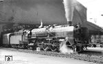 01 2204 (Bw Dresden) vor dem D 378 "Istropolitan-Express" (Bratislava - Berlin) im Bahnhof Dresden-Neustadt. (07.1971) <i>Foto: Michael Malke</i>