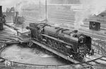 01 226 (Bw Berlin Ostbahnhof) wendet im ehemaligen Bw Dresden-Altstadt auf der Drehscheibe am Lokhaus I. Das Bw wurde ab 1. Januar 1967 zum Bw Dresden, Betriebsteil Zwickauer Straße umstrukturiert.  (31.03.1970) <i>Foto: Michael Malke</i>