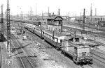 106 666 schleppt eine unbekannte Vorkriegs-Triebwageneinheit (Beiwagen) in Leipzig Hbf. (08.07.1971) <i>Foto: Michael Malke</i>