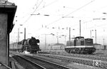35 1103 (ex 23 1103 vom Bw Leipzig Hbf Süd) verlässt mit einer sehenswerten Personenzuggarnitur aus sächsischen Abteilwagen den Leipziger Hauptbahnhof. Daneben ist die nagelneue 110 379 des Bw Saalfeld (Abnahme am 29.06.1971) unterwegs. (14.07.1971) <i>Foto: Michael Malke</i>