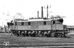 204 015 (ex E 04 15) in ihrer Heimat-Dienststelle Bw Leipzig Hbf West. Die Lok war bereits 1934 fabrikneu nach Leipzig geliefert worden, um Schnellzüge auf der neu elektrifizierten Strecke von Magdeburg über Halle bis Leipzig zu befördern. Konstruktiv war sie bereits auf 130 km/h ausgelegt. 1946 als Reparationsleistung in die UdSSR versandt, kehrte sie 1952 von dort in den Bestand der DR zurück. (14.07.1971) <i>Foto: Michael Malke</i>