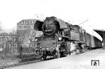 65 1015 (Bw Leipzig Hbf West/Est Zeitz) mit einem Personenzug nach Zeitz am Bahnsteig in Leipzig-Gohlis. Hinter dem Zug stehen Firmengebäude der Fa. Bleichert, die mit den Bau von Kranen, Seilbahnen und E-Karren weltbekannt wurde. (27.03.1972) <i>Foto: Michael Malke</i>